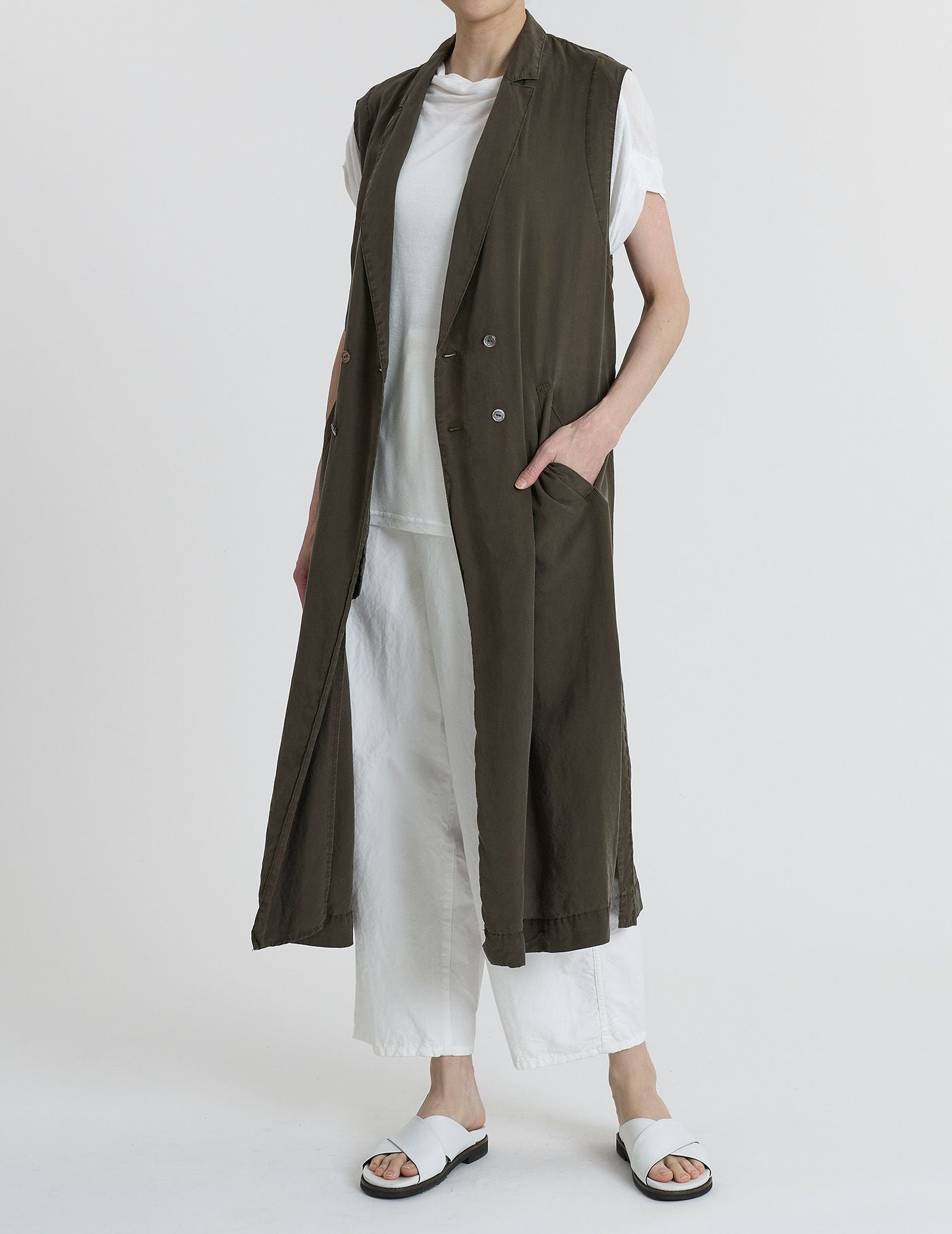 【25SS】パドカレ　リヨセルポプリンロングジレ　カーキ　定価64,900円 ＋10%POINT】リヨセルポプリン ロングジレ | (パドカレ)公式オンライン