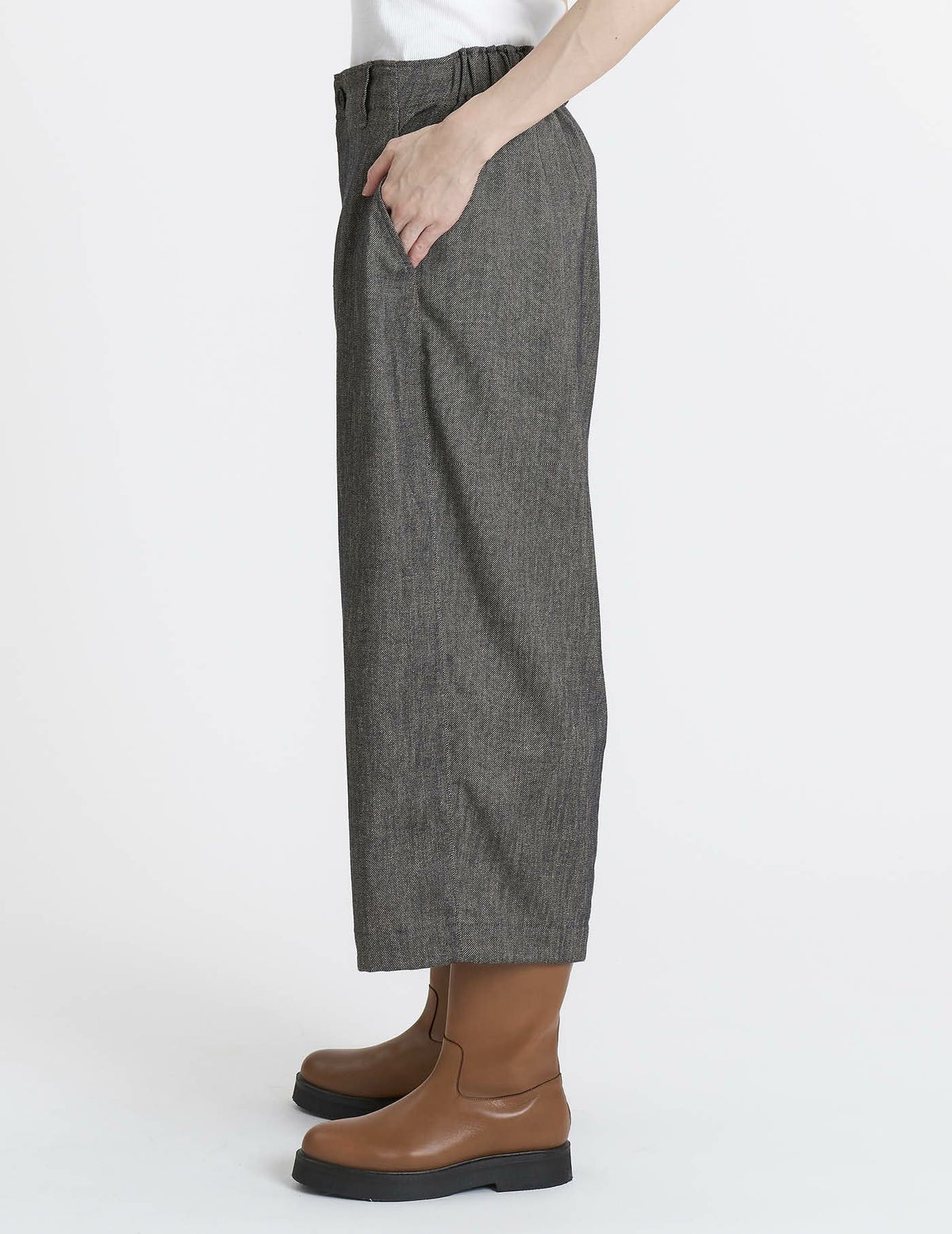 64 グレーベージュ