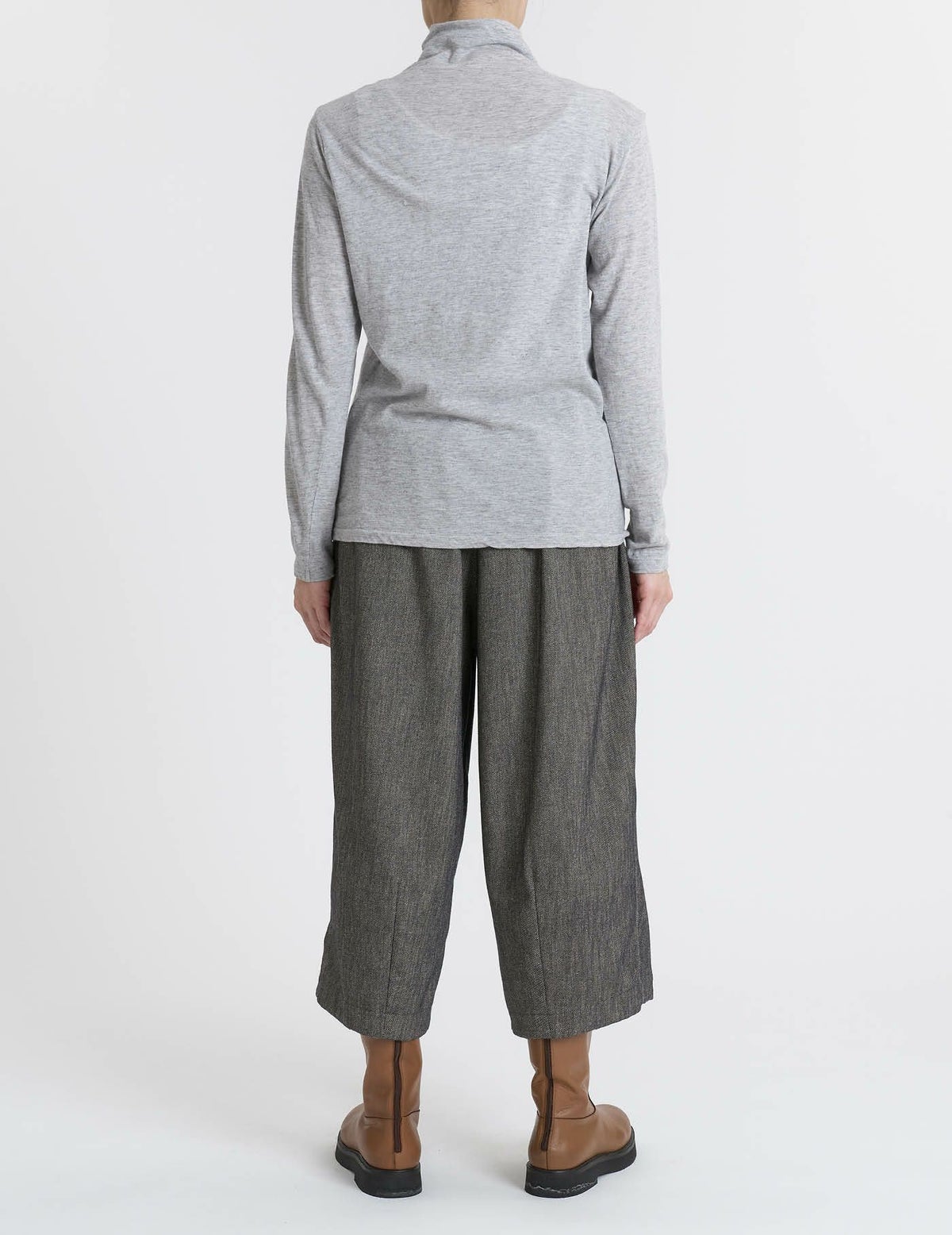 64 グレーベージュ