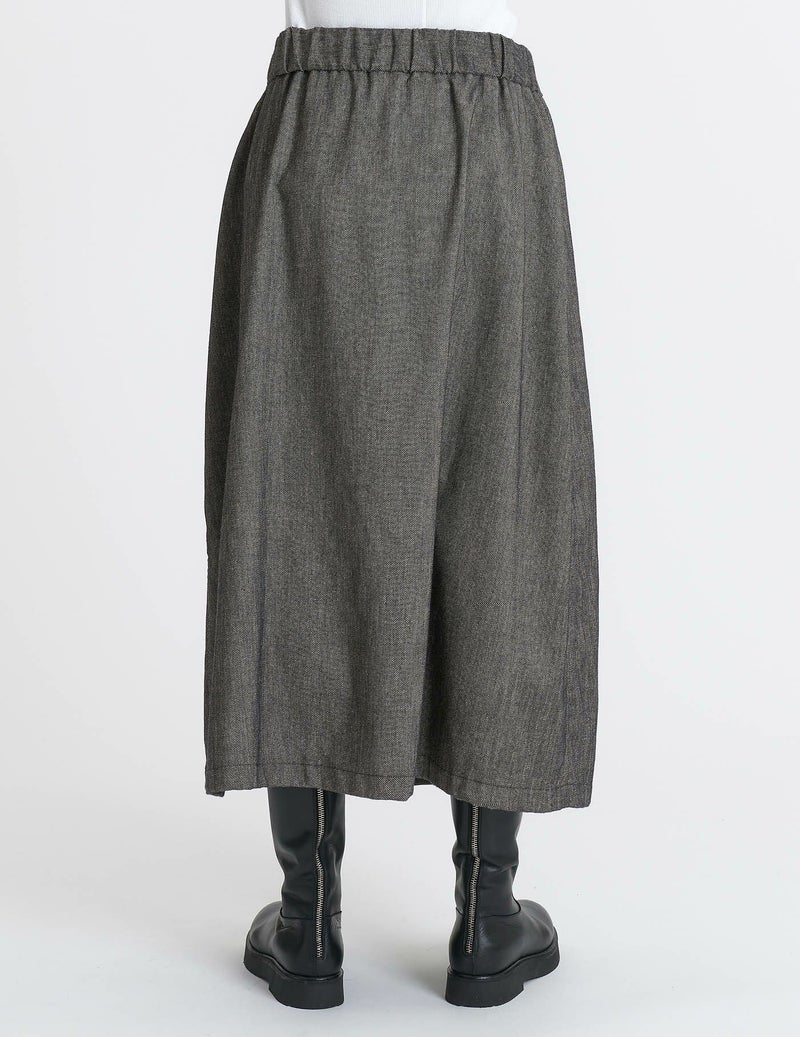 64 グレーベージュ