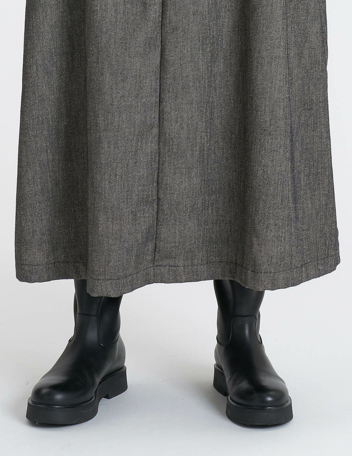 64 グレーベージュ