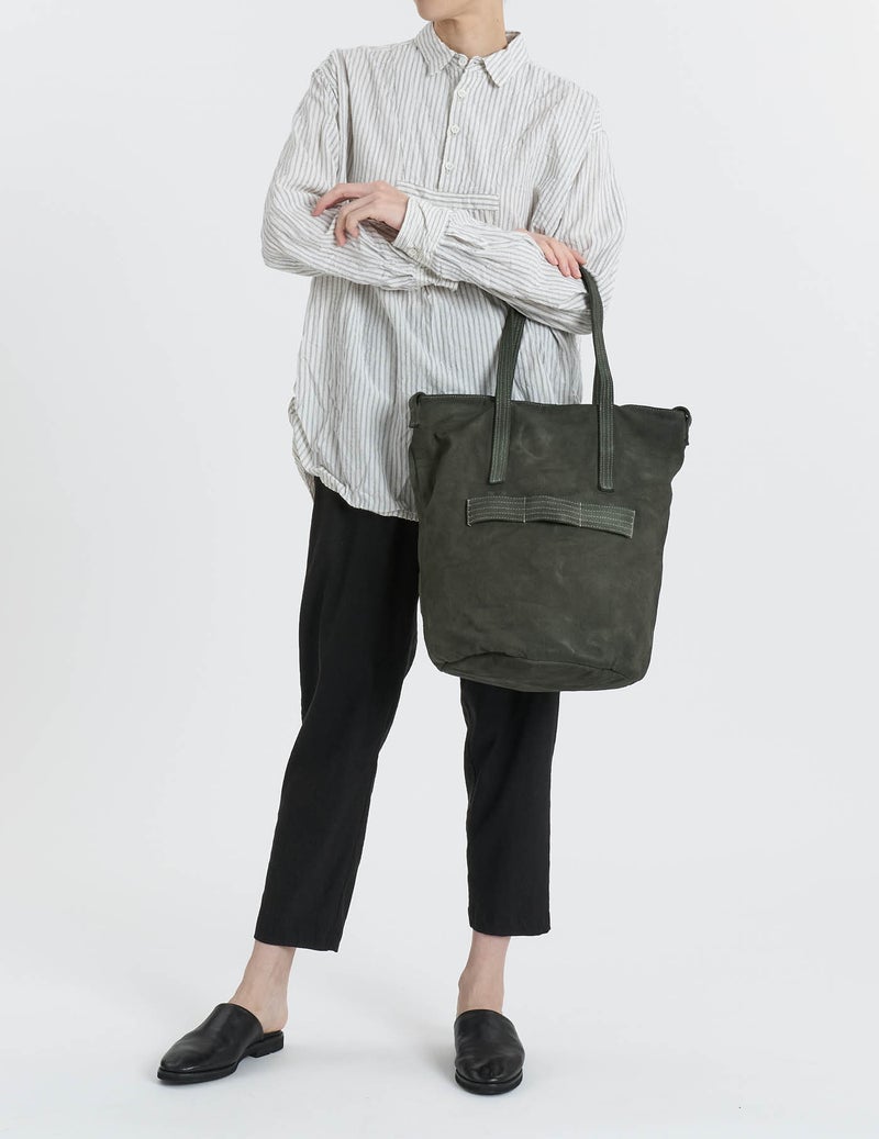 44 カーキ